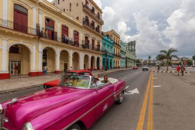 Havana, Küba - 14 Mayıs 2019: Canlı ve parlak güneşli bir sabah sırasında güzel Eski Havana City sokaklarında Klasik Eski Taksi Arabası.