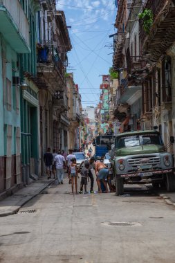 Havana, Küba - 19 Mayıs 2019: Eski Havana City, Küba'nın başkenti, aydınlık ve güneşli bir gün boyunca dezavantajlı yerleşim mahallesokak görünümü.