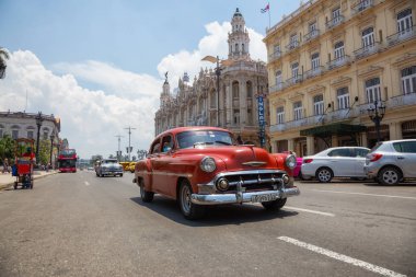 Havana, Küba - 19 Mayıs 2019: Canlı ve parlak güneşli bir günde Eski Havana Şehrinin sokaklarında Klasik Eski Amerikan Arabası.