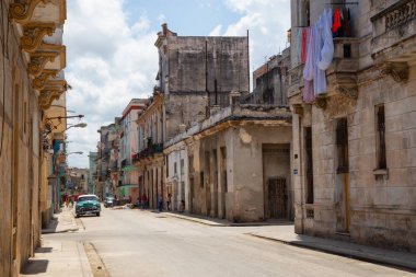 Havana, Küba - 19 Mayıs 2019: Eski Havana Şehrinin Güzel Sokak manzarası, Küba'nın başkenti, aydınlık ve güneşli bir günde.