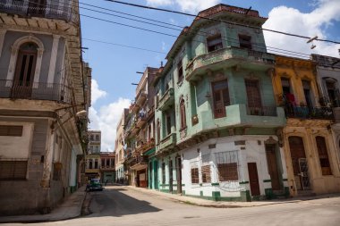 Havana, Küba - 19 Mayıs 2019: Eski Havana Şehrinin Güzel Sokak manzarası, Küba'nın başkenti, aydınlık ve güneşli bir günde.