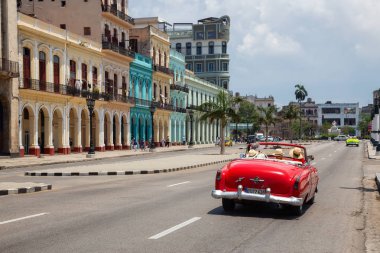 Havana, Küba - 19 Mayıs 2019: Canlı ve parlak güneşli bir günde Eski Havana Şehrinin sokaklarında Klasik Eski Amerikan Arabası.
