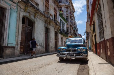 Havana, Küba - 19 Mayıs 2019: Canlı ve parlak güneşli bir günde Eski Havana Şehrinin sokaklarında Klasik Eski Amerikan Arabası.