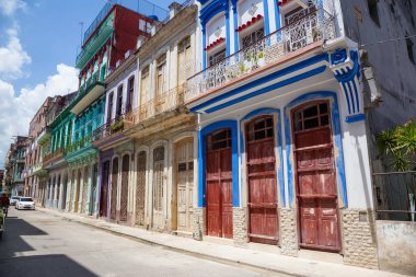 Havana, Küba - 19 Mayıs 2019: Eski Havana Şehrinin Güzel Sokak manzarası, Küba'nın başkenti, aydınlık ve güneşli bir günde.