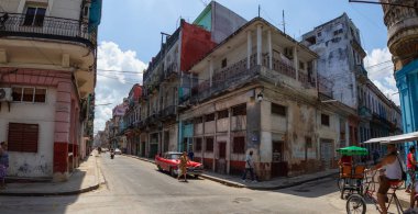 Havana, Küba - 19 Mayıs 2019: Eski Havana City, Küba'nın başkenti, aydınlık ve güneşli bir gün boyunca dezavantajlı yerleşim mahallepanoramik Sokak görünümü.