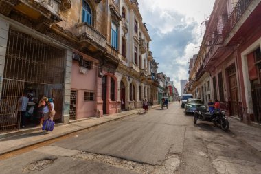 Havana, Küba - 14 Mayıs 2019: Eski Havana City, Küba'nın başkenti, aydınlık ve güneşli bir gün boyunca dezavantajlı konutların sokak görünümü.