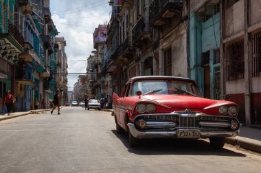 Havana, Küba - 19 Mayıs 2019: Canlı ve parlak güneşli bir günde Eski Havana Şehrinin sokaklarında Klasik Eski Amerikan Arabası.
