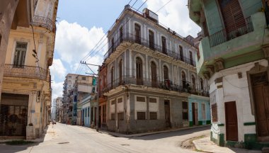 Havana, Küba - 19 Mayıs 2019: Eski Havana Şehrinin Güzel Sokak manzarası, Küba'nın başkenti, aydınlık ve güneşli bir günde.