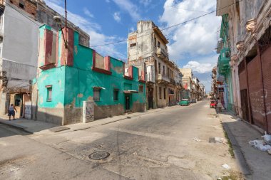 Havana, Küba - 14 Mayıs 2019: Eski Havana City, Küba'nın başkenti, aydınlık ve güneşli bir günde dezavantajlı evlerin Sokak görünümü.