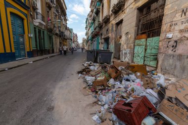 Havana, Küba - 14 Mayıs 2019: Küba'nın başkenti Eski Havana'da dezavantajlı yerleşim bölgesinin sokaklarında parlak ve güneşli bir günde çöp döşenmesi.
