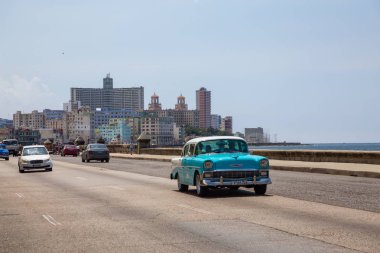 Havana, Küba - 19 Mayıs 2019: Canlı ve parlak güneşli bir günde Eski Havana Şehrinin sokaklarında Klasik Eski Araba.