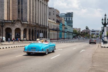 Havana, Küba - 19 Mayıs 2019: Canlı ve parlak güneşli bir günde Eski Havana Şehrinin sokaklarında Klasik Eski Amerikan Arabası.