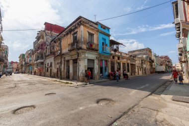Havana, Küba - 14 Mayıs 2019: Eski Havana City, Küba'nın başkenti, aydınlık ve güneşli bir günde dezavantajlı evlerin Sokak görünümü.