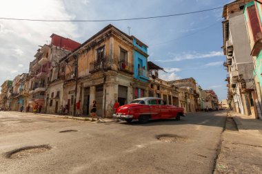 Havana, Küba - 14 Mayıs 2019: Canlı ve parlak güneşli bir sabah sırasında Eski Havana City sokaklarında Klasik Eski Taksi Arabası.