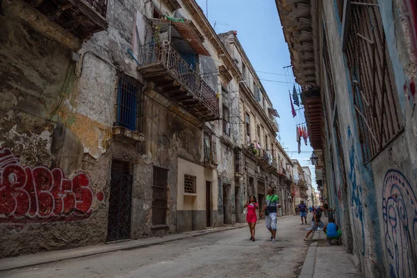 Havana Cuba Maio 2019 Vista Rua Bairro Residencial Desfavorecido Cidade — Fotografia de Stock