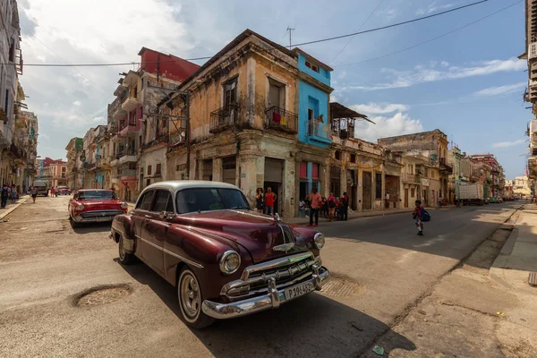 ハバナ キューバ 2019年5月14日 活気に満ちた明るい晴れた朝の旧ハバナ市の通りで古典的な古いタクシー車 — ストック写真