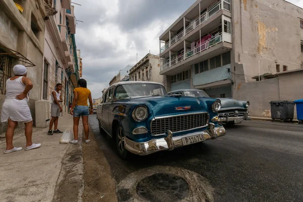 ハバナ キューバ 2019年5月14日 雨の日に美しい旧ハバナ市の通りで古典的な古い車 — ストック写真