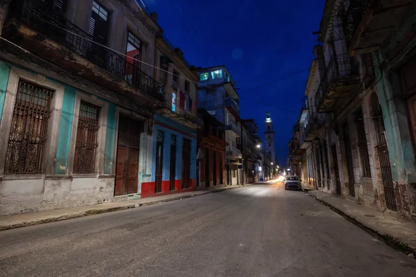 古巴首都哈瓦那老城住宅区的街景 在日落后的夜间 — 图库照片