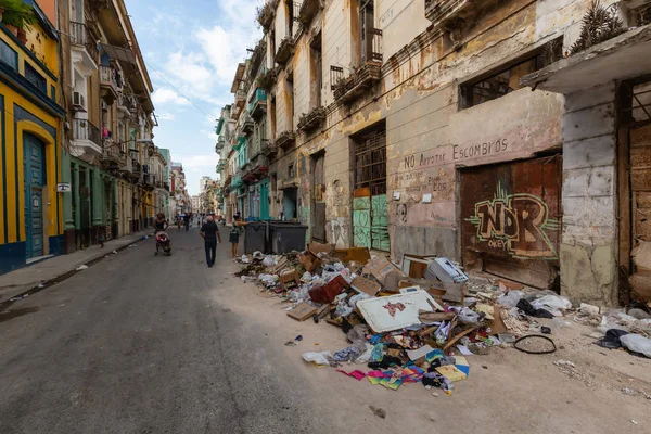 Havane Cuba Mai 2019 Poubelles Dans Les Rues Quartier Résidentiel — Photo