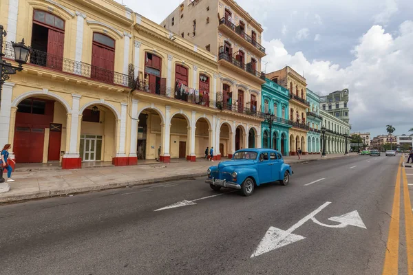 古巴哈瓦那 2019年5月14日 在阳光明媚的早晨 美丽的哈瓦那老城的街道上的经典老出租车 — 图库照片