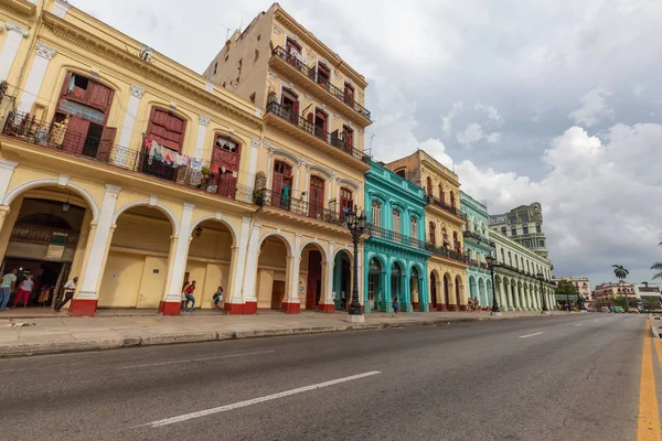 ハバナ キューバ 2019年5月14日 明るく晴れた日のキューバの首都 美しい旧ハバナ市のストリートビュー — ストック写真