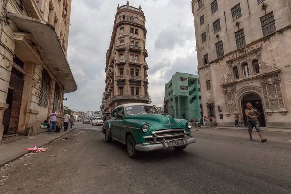 ハバナ キューバ 2019年5月14日 曇りの日に美しい旧ハバナ市の通りで古典的な古いタクシー車 — ストック写真