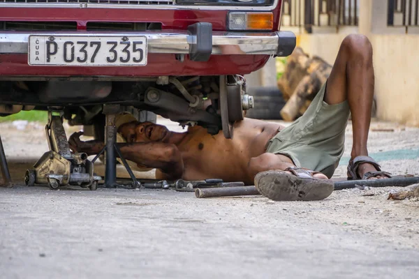 Havana Cuba May 2019 Dirty Cuban Car Mechanic Working Vehicle — Stock Photo, Image