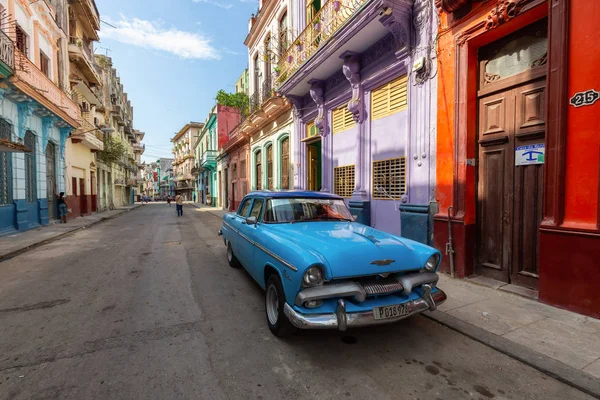 古巴哈瓦那 2019年5月14日 在哈瓦那老城的街道上 在一个充满活力和明亮的阳光明媚的早晨的经典老出租车 — 图库照片