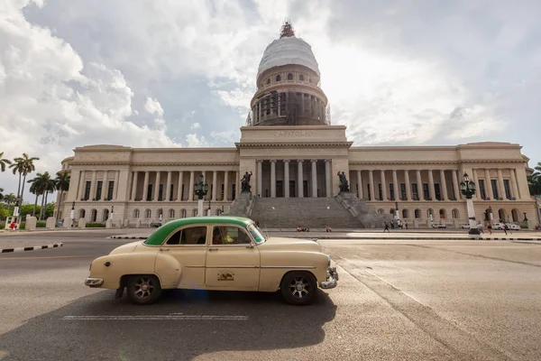 Havana Cuba Maio 2019 Carro Táxi Velho Clássico Nas Ruas — Fotografia de Stock