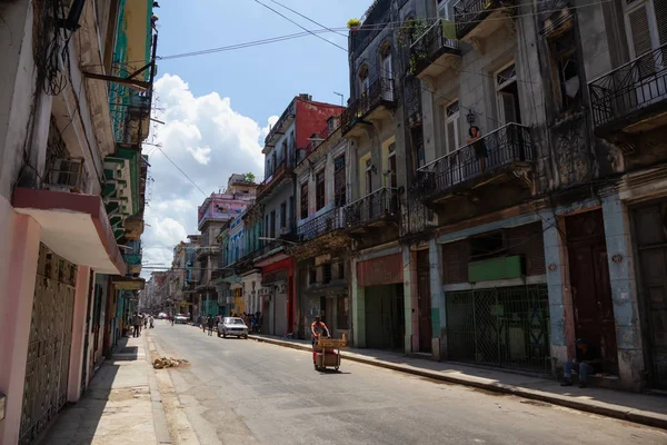 Havana Cuba Maio 2019 Vista Rua Bairro Residencial Desfavorecido Cidade — Fotografia de Stock