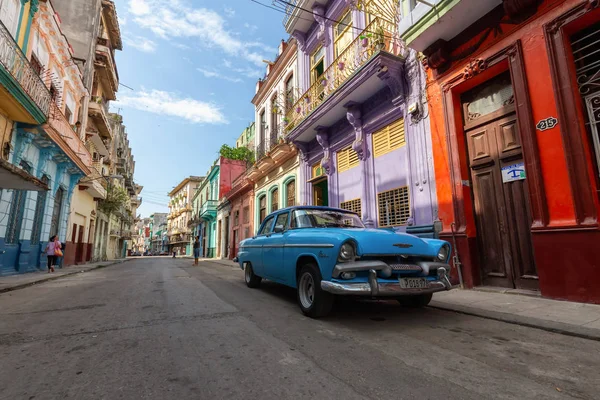 ハバナ キューバ 2019年5月14日 活気に満ちた明るい晴れた朝の旧ハバナ市の通りで古典的な古いタクシー車 — ストック写真