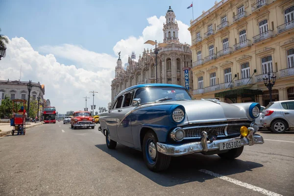 哈瓦那 2019年5月19日 在一个充满活力和明亮的阳光明媚的日子里 老哈瓦那市的街道上的经典美国老爷车 — 图库照片