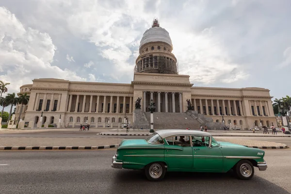 古巴哈瓦那 2019年5月14日 在阳光明媚的早晨 美丽的哈瓦那老城的街道上的经典老出租车 免版税图库图片