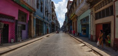 Havana, Küba - 19 Mayıs 2019: Eski Havana City, Küba'nın başkenti, aydınlık ve güneşli bir gün boyunca dezavantajlı yerleşim mahallepanoramik Sokak görünümü.
