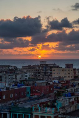 Renkli bir gün batımı sırasında Havana City, Küba'nın başkenti, yerleşim mahallenin havadan görünümü.