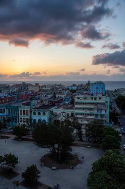Renkli bir gün batımı sırasında Havana City, Küba'nın başkenti, yerleşim mahallenin havadan görünümü.