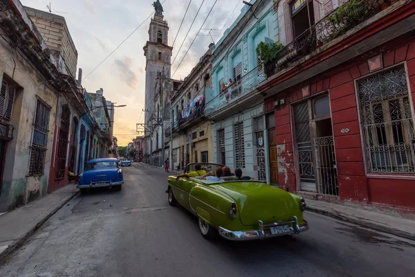 ハバナ キューバ 2019年5月17日 活気に満ちた夕日の間に旧ハバナ市の通りで古典的な古いアメリカの車 — ストック写真