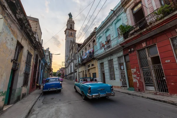 Havana, Küba - 17 Mayıs 2019: Klasik Eski Amerikan Arabası, canlı bir gün batımı nda Eski Havana Şehrinin sokaklarında.