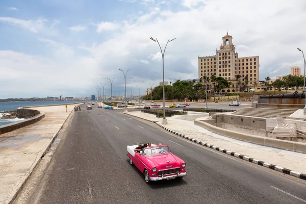 ハバナ キューバ 2019年5月23日 活気に満ちた明るい晴れた日の間に旧ハバナ市の通りで古いクラシックアメリカンカーの航空写真 — ストック写真