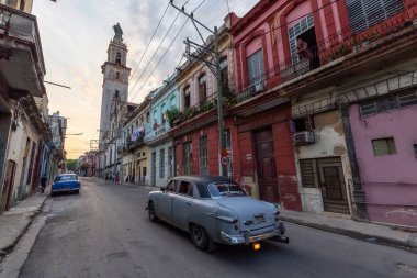 Havana, Küba - 17 Mayıs 2019: Klasik Eski Amerikan Arabası, canlı bir gün batımı nda Eski Havana Şehrinin sokaklarında.
