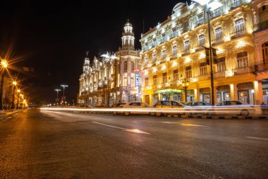 Havana, Küba - 27 Mayıs 2019: Gün batımından sonra canlı bir gece boyunca Eski Havana Şehrinin sokaklarının güzel manzarası.