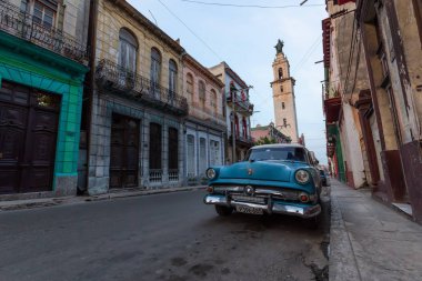 Havana, Küba - 17 Mayıs 2019: Klasik Eski Amerikan Arabası, canlı bir gün batımı nda Eski Havana Şehrinin sokaklarında.