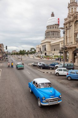 Havana, Küba - 23 Mayıs 2019: Canlı ve aydınlık güneşli bir günde Eski Havana Şehrinin sokaklarında eski bir Klasik Amerikan Arabasının Havadan Görünümü.