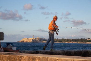 Havana, Küba - 22 Mayıs 2019: Küba halkı okyanusta balık tutuyor, Gıda Krizi Sıkıntısı sırasında alındı.