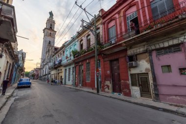 Havana, Küba - 17 Mayıs 2019: Klasik Eski Amerikan Arabası, canlı bir gün batımı nda Eski Havana Şehrinin sokaklarında.
