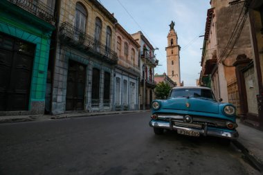 Havana, Küba - 17 Mayıs 2019: Klasik Eski Amerikan Arabası, canlı bir gün batımı nda Eski Havana Şehrinin sokaklarında.