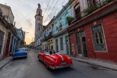 Havana, Küba - 17 Mayıs 2019: Klasik Eski Amerikan Arabası, canlı bir gün batımı nda Eski Havana Şehrinin sokaklarında.