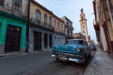 Havana, Küba - 17 Mayıs 2019: Klasik Eski Amerikan Arabası, canlı bir gün batımı nda Eski Havana Şehrinin sokaklarında.
