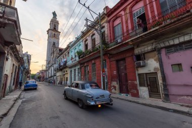 Havana, Küba - 17 Mayıs 2019: Klasik Eski Amerikan Arabası, canlı bir gün batımı nda Eski Havana Şehrinin sokaklarında.