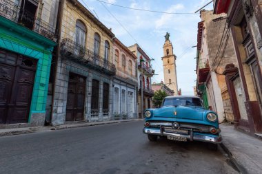 Havana, Küba - 17 Mayıs 2019: Klasik Eski Amerikan Arabası, canlı bir gün batımı nda Eski Havana Şehrinin sokaklarında.